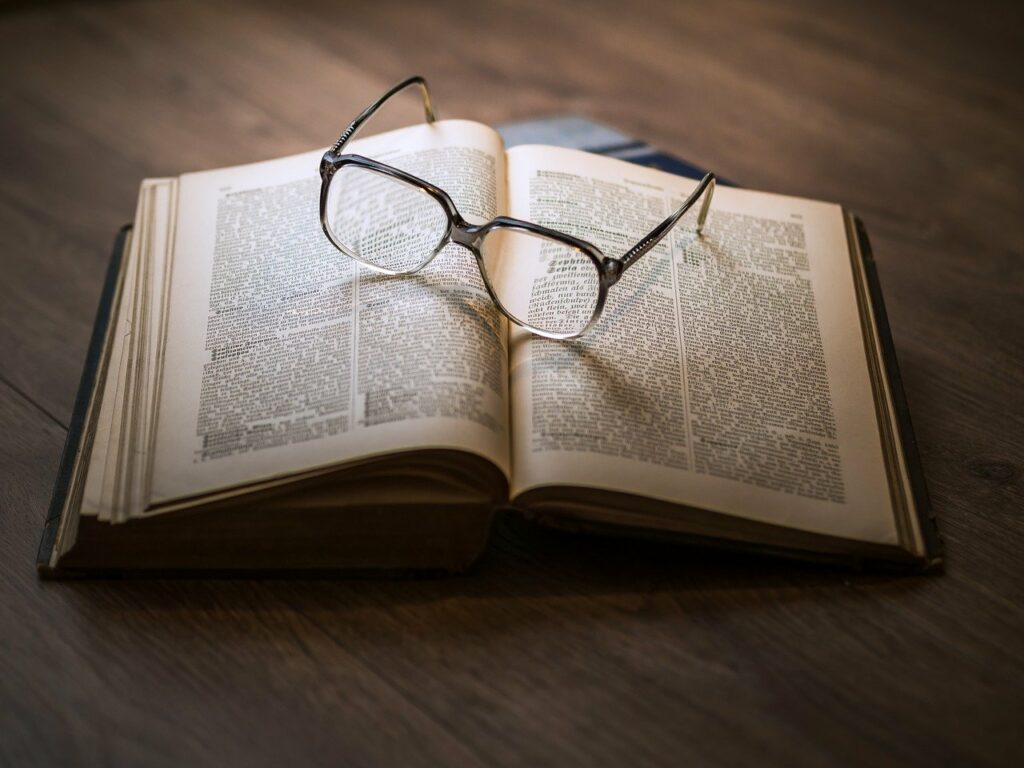 Buch Brille alt Geschichte Latein lernen Vorteile