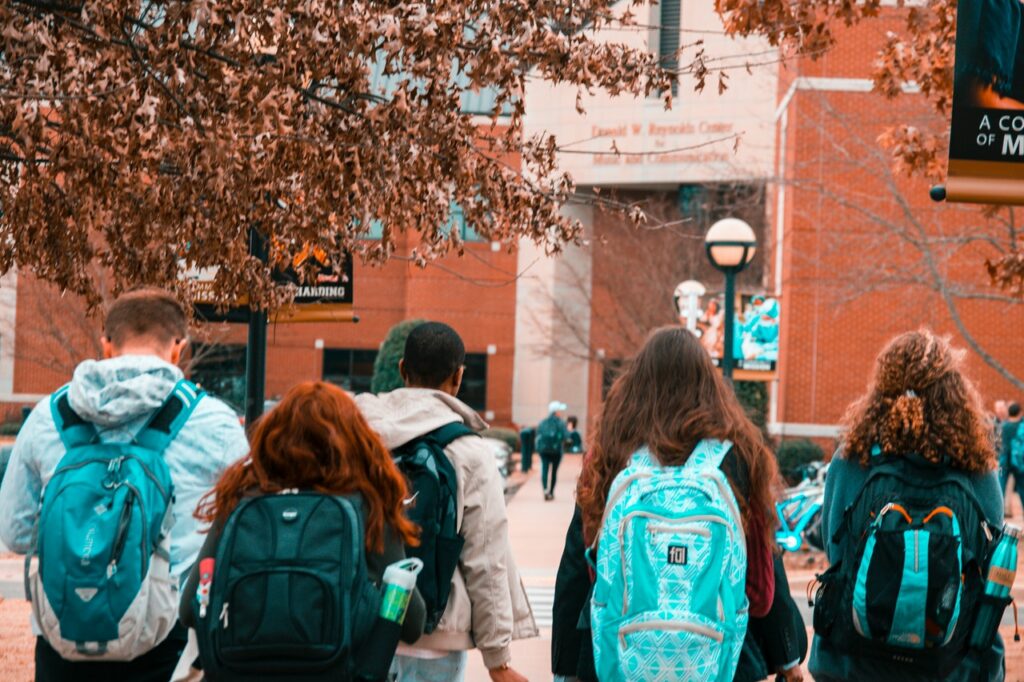 Studenten laufen zur Uni Das richtige Mindset fürs Studium