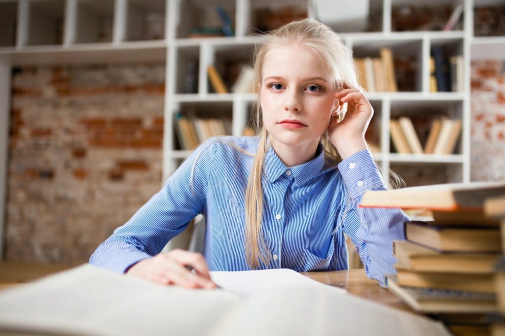 junges Mädchen blond Studentin überfordert vom Studium Burnout im Studium Unsere Tipps dagegen