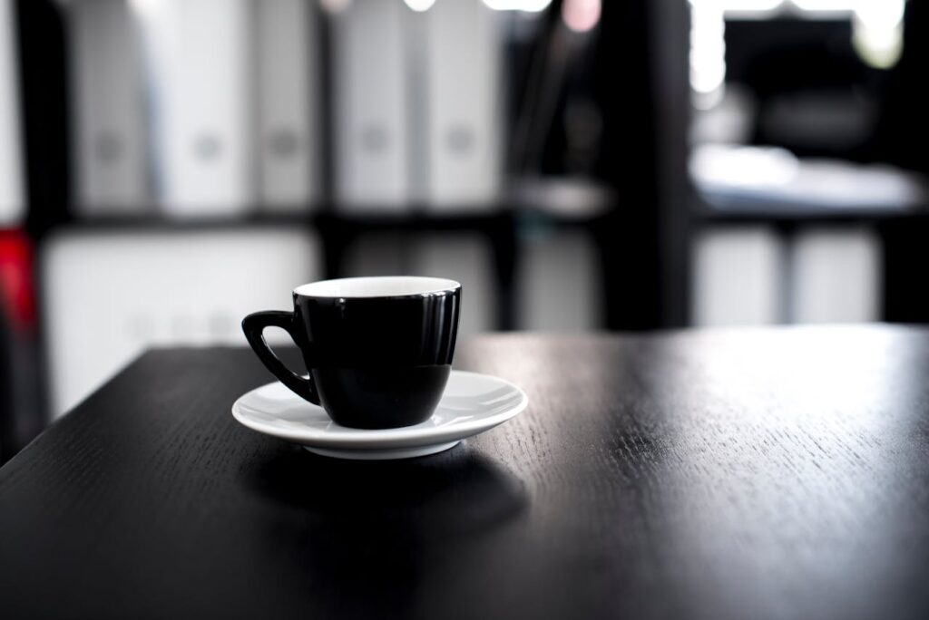 Kaffee auf schwarzem Holztisch Kaffeegeruch im Lehrerzimmer Das weckt Erinnerungen
