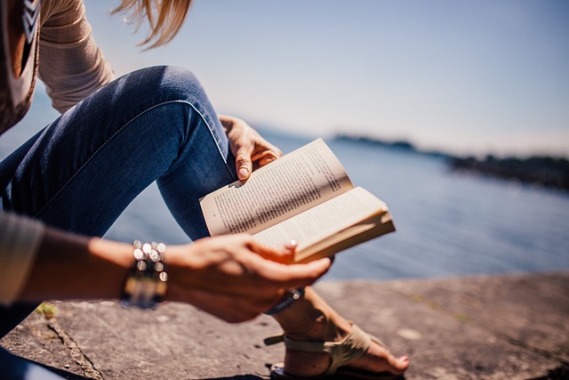 Frau ließt ein Buch in der Sonne die Lateinseite Sidebar