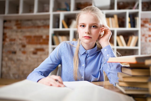 junge Studentin beim lernen die Lateinseite Sidebar