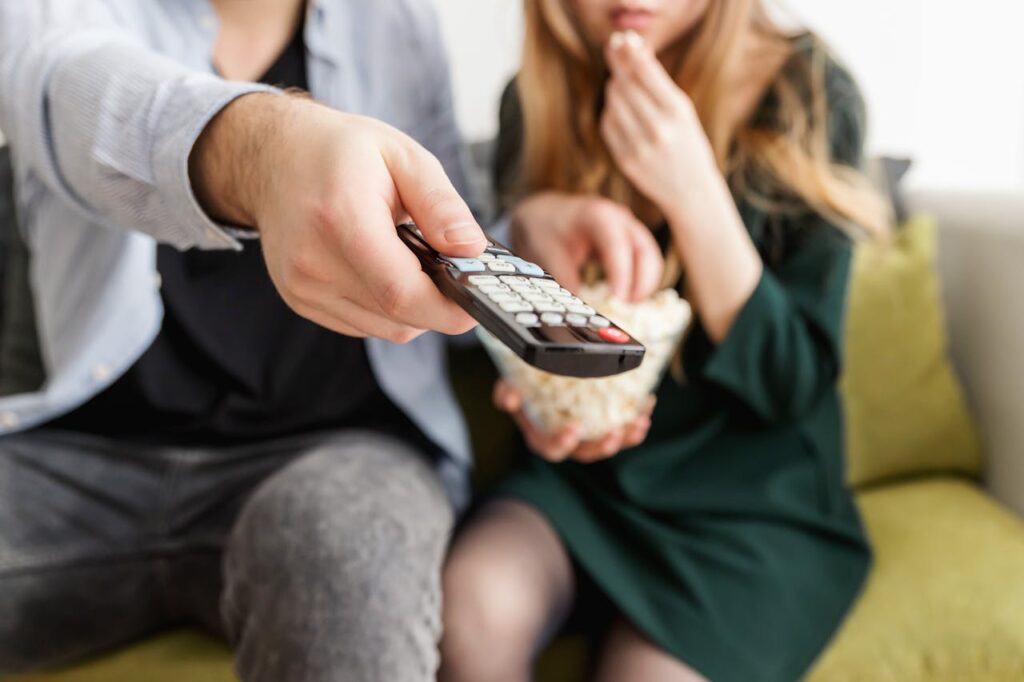 Mann und Frau Fernsehen Film Latein lernen mit Filmen So geht es!